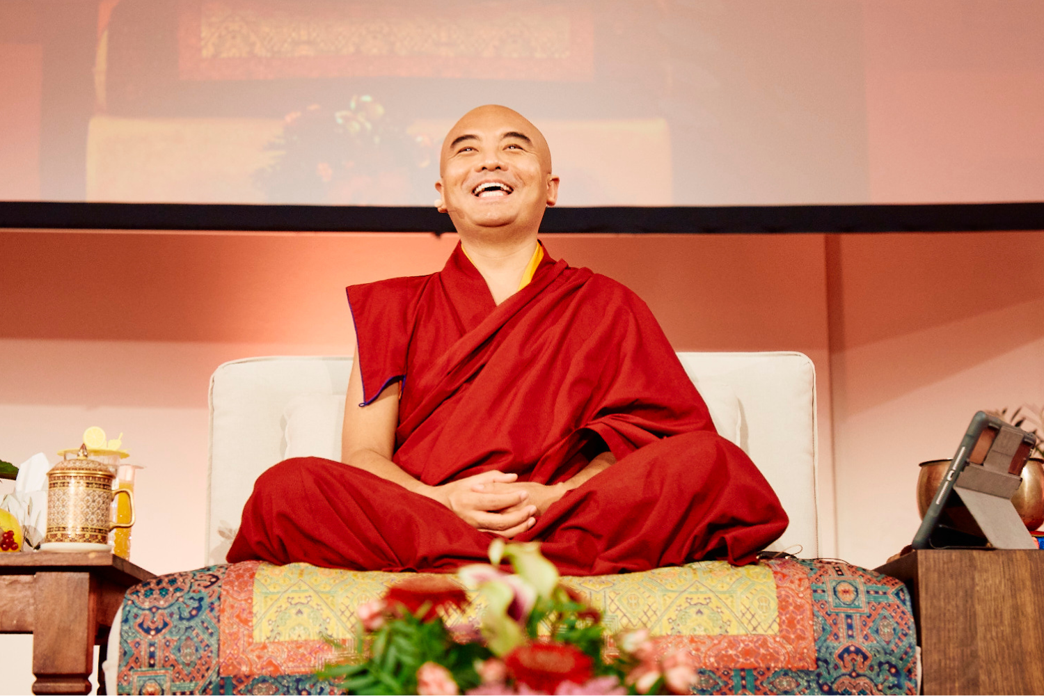Mingyur Rinpoche 2022 in Nürnberg © Tergar e.V. Mingyur Rinpoche 2022 in Nürnberg bei den Unterweisungen zu "Reine Wahrnehmung: Die Essenz der Vajrayana-Praxis"